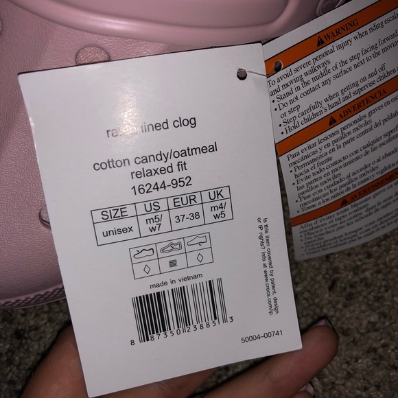 🚫SOLD🚫 Light pink fuzzy crocs - Picture 5 of 5